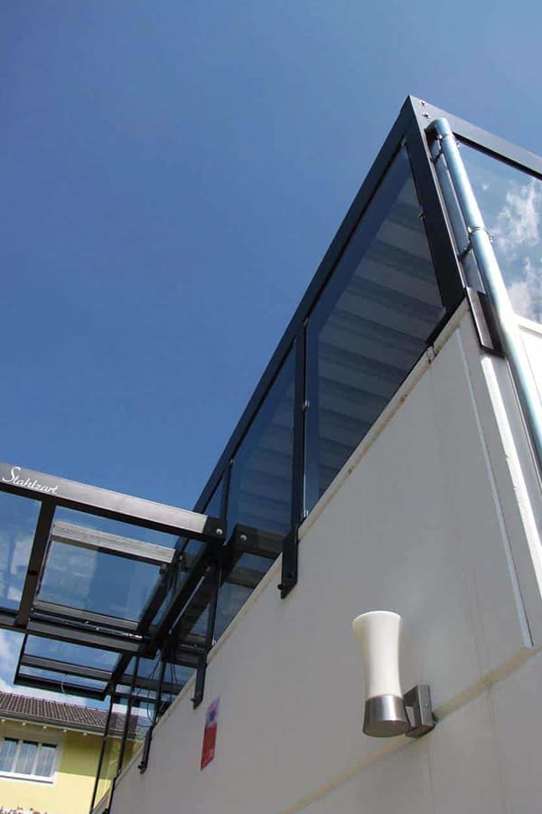 carport-mit-vordach-aus-metall-stahl-glas-sichtschutz-klarglas-sicherheitsglas-windschutz-flachdach-modern-design-beleuchtung-stahlzart