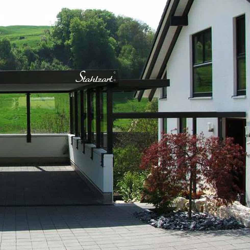 carport-mit-wandverkleidung-sichtschutz-windschutz-aus-glas-klarglas-sicherheitsglas-vordach-hauseingang-modern-design-stahlzart