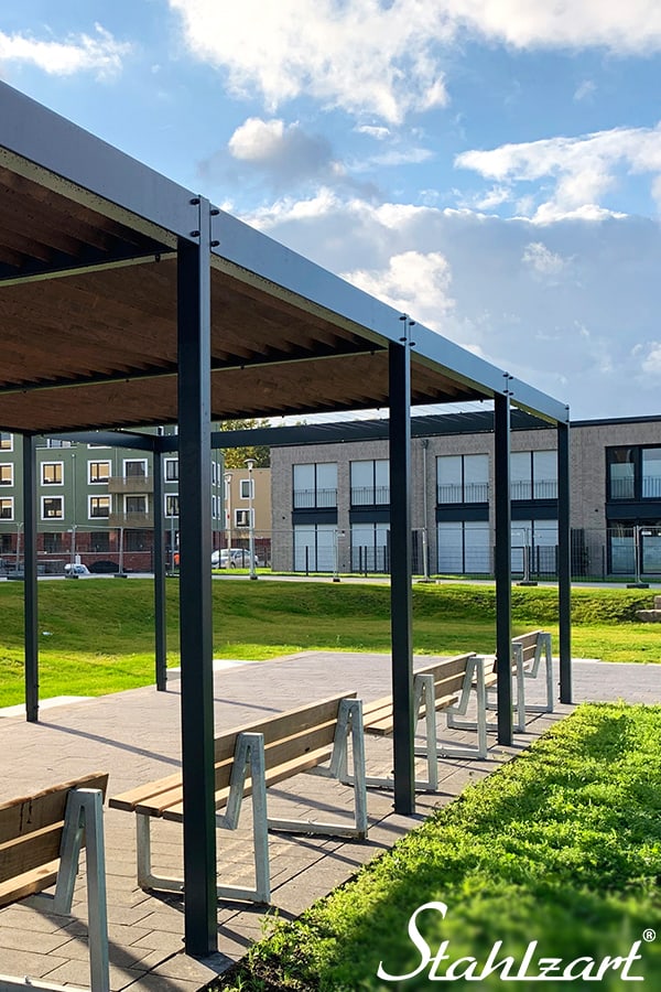 pergola-holz-metall-bauen-lamellendach-terrasse-garten-wasserdicht-aluminium-modern-ueberdachung-wein-sonnenschutz-gartenbaenke-stahlzart