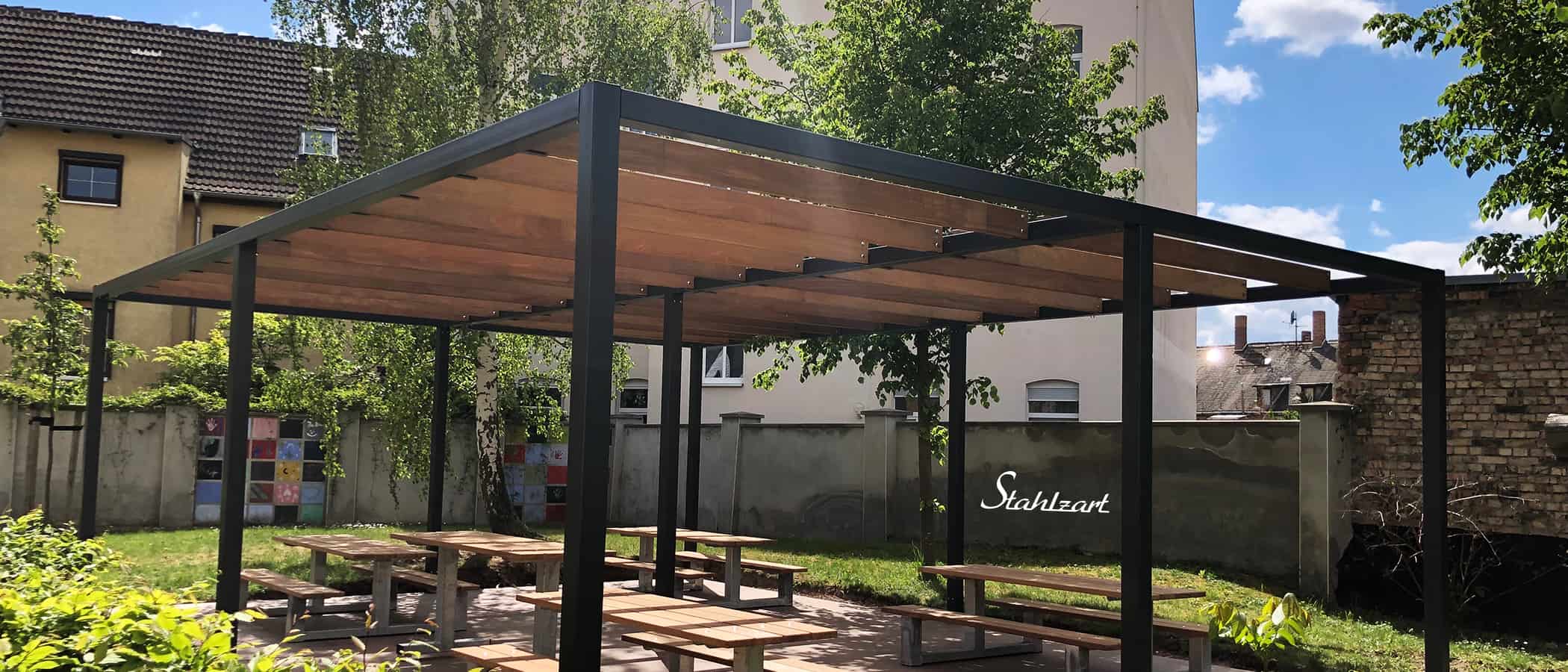 pergola-holz-metall-pavillon-gruenes-klassenzimmer-bauen-lamellendach-freistehend-modern-design-anthrazit-individuell-stahlzart