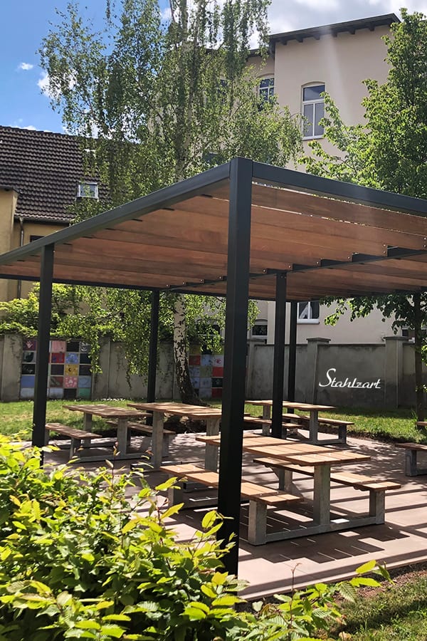 pergola-holz-metall-pavillon-gruenes-klassenzimmer-bauen-lamellendach-freistehend-modern-design-anthrazit-nach-mass-stahlzart