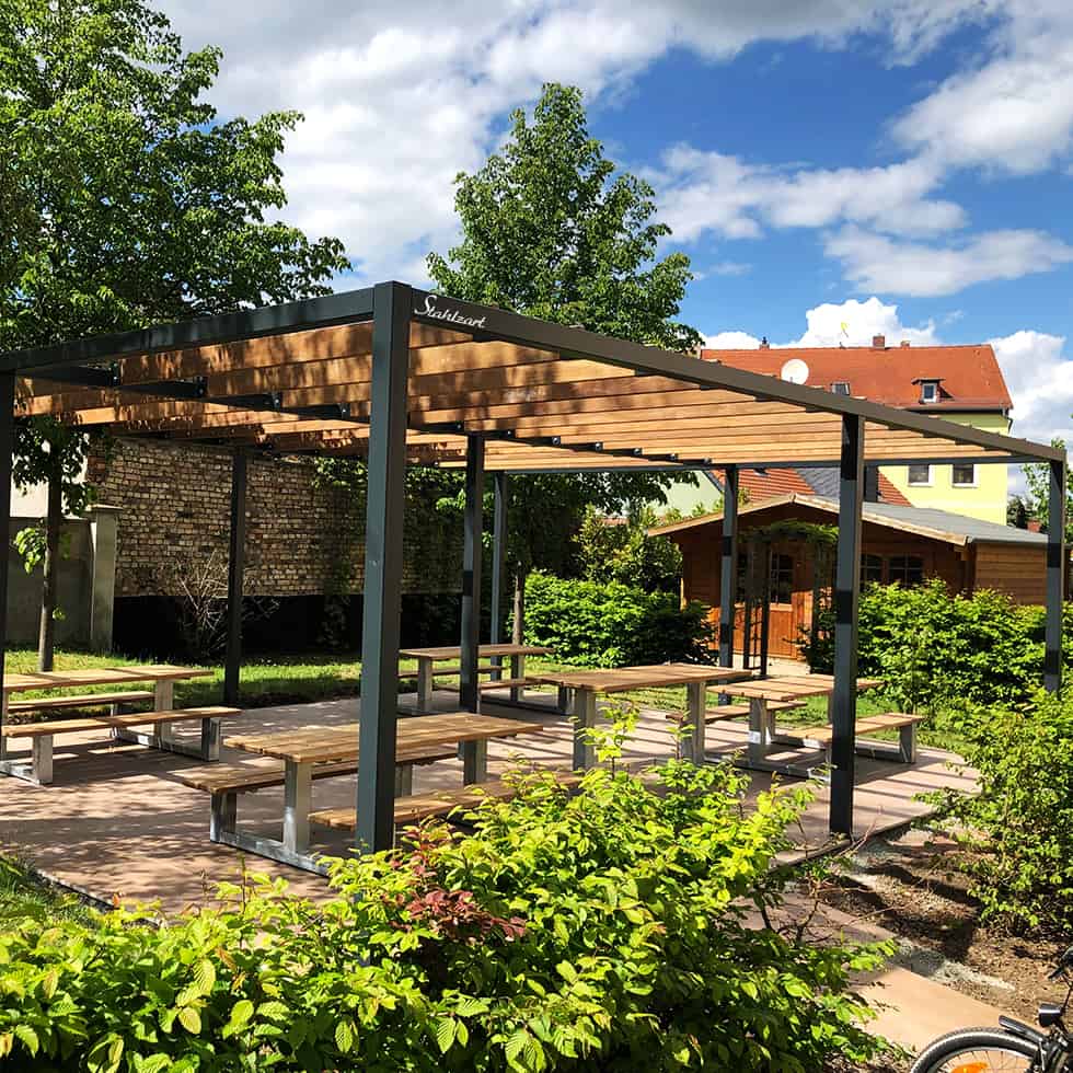 pergola-pavillon-gruenes-klassenzimmer-garten-dach-ueberdachung-stahl-material-holz-moebel-design-stahlzart