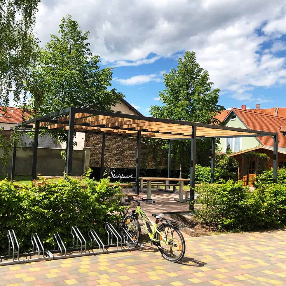 pergola-pavillon-gruenes-klassenzimmer-garten-dach-ueberdachung-stahl-material-holz-moebel-fahrrad-stand-design-modern-stahlzart