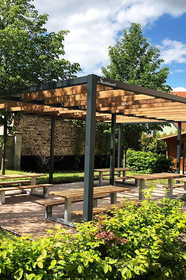 pergola-pavillon-gruenes-klassenzimmer-garten-dach-ueberdachung-stahl-material-holz-moebel-modern-stahlzart