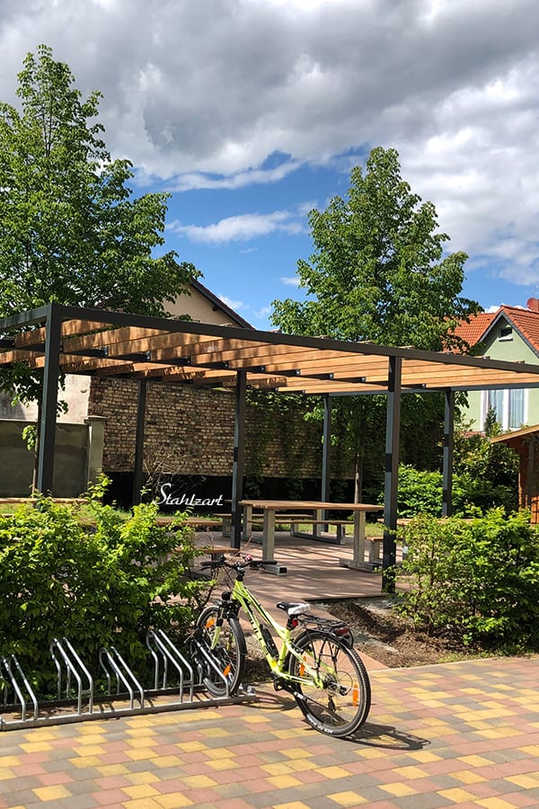 pergola-pavillon-gruenes-klassenzimmer-garten-dach-ueberdachung-stahl-verzinkt-holz-moebel-fahrrad-stand-design-stahlzart