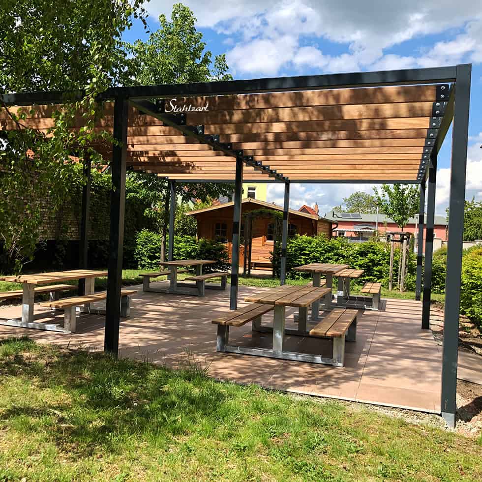 pergola-pavillon-gruenes-klassenzimmer-garten-lamellendach-ueberdachung-stahl-anthrazit-material-holz-moebel-modern-design-stahlzart