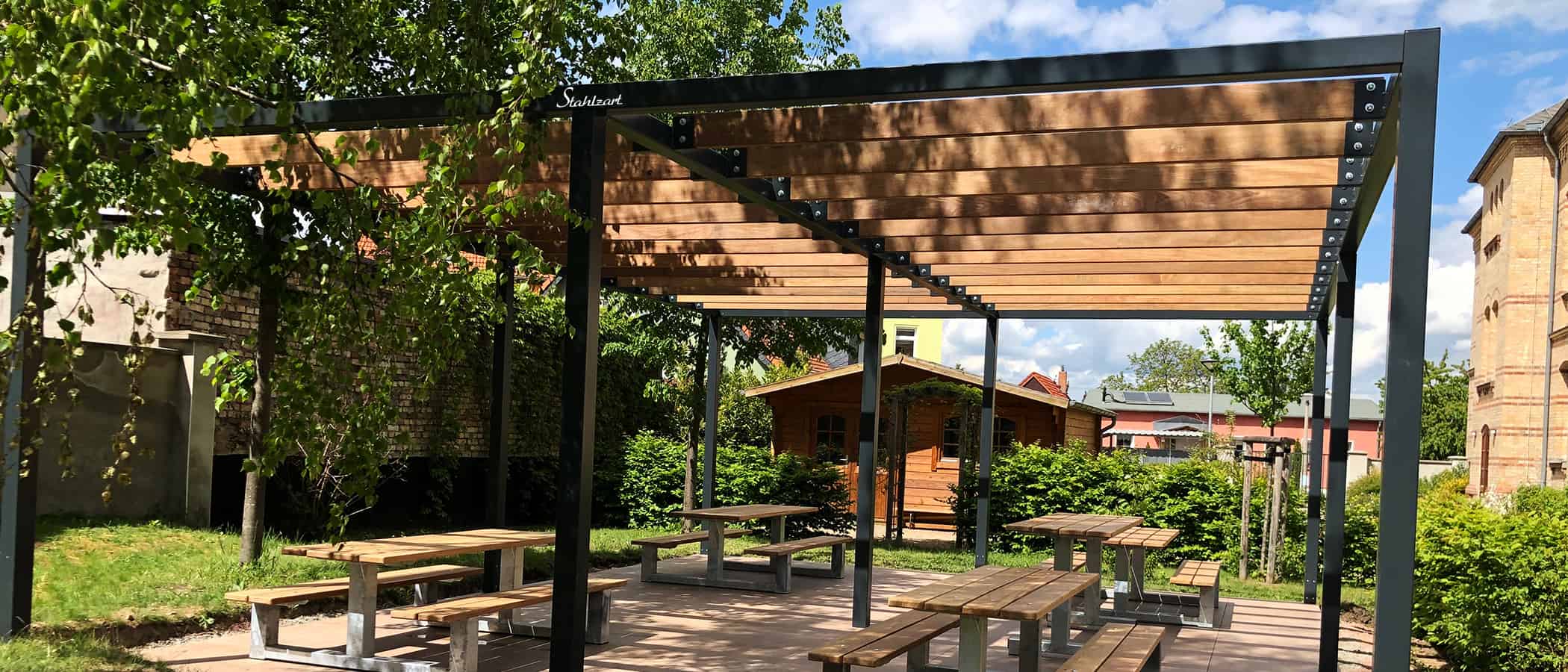 pergola-pavillon-gruenes-klassenzimmer-garten-lamellendach-ueberdachung-stahl-material-holz-moebel-modern-design-stahlzart