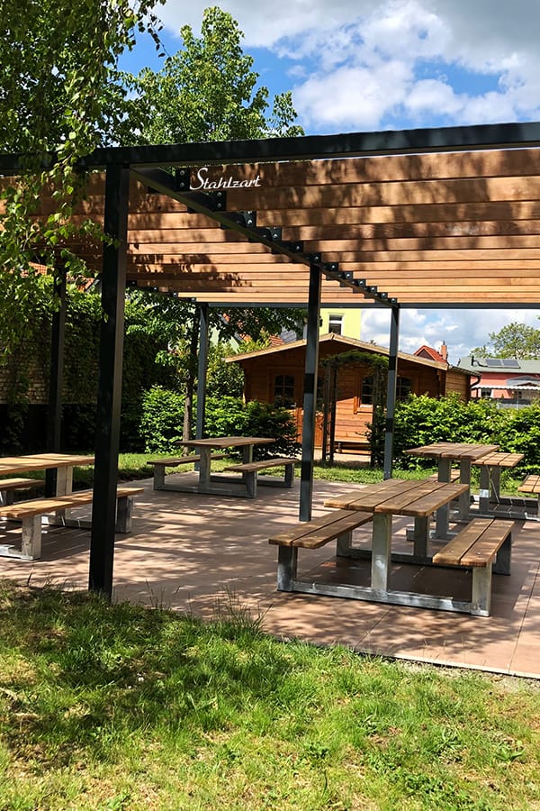 pergola-pavillon-gruenes-klassenzimmer-garten-lamellendach-ueberdachung-stahl-verzinkt-material-holz-moebel-modern-design-stahlzart