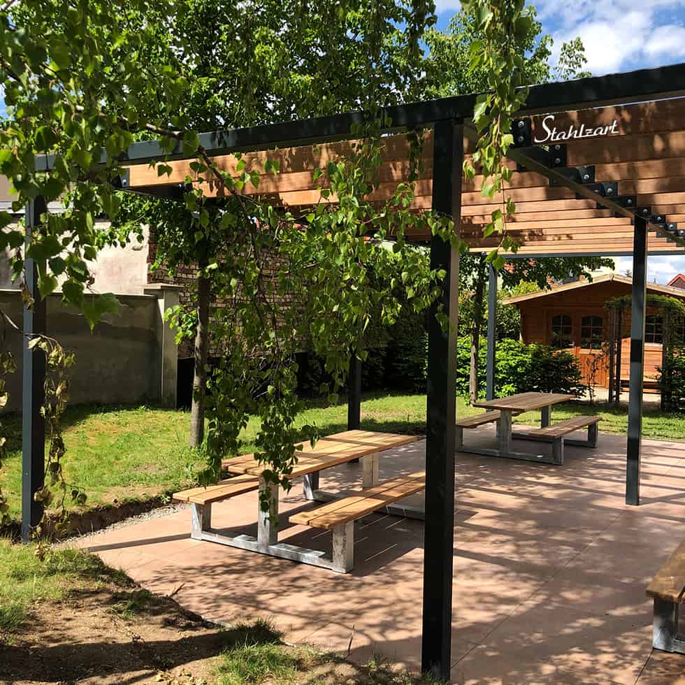 pergola-pavillon-gruenes-klassenzimmer-garten-mit-moebel-tisch-lamellendach-ueberdachung-stahl-material-holz-modern-stahlzart