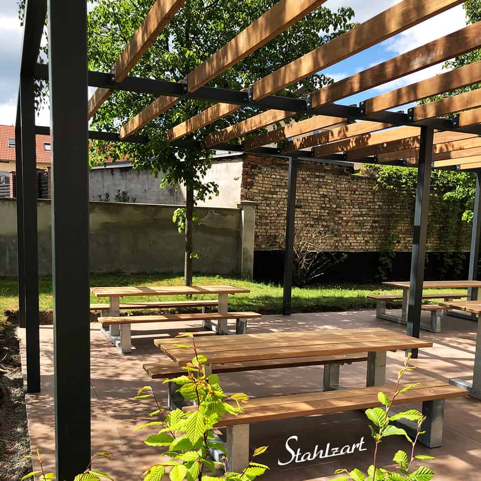 pergola-pavillon-gruenes-klassenzimmer-garten-stahl-material-holz-moebel-sitzbaenke-tische-design-stahlzart