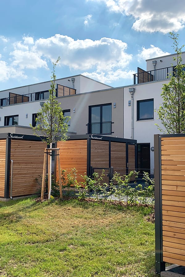 poolhaeuser-poolhaus-gartenhaus-geraetehaus-mit-sichtschutz-zaun-modern-bauen-deutschland-haus-holz-metall-stahl-kaufen-flachdach-anthrazit-platz-pooltechnik-stahlzart