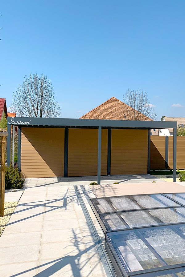 poolhaus-carport-mit-pool-abdeckung-elektrisch-sichtschutz-zaun-modern-bauen-deutschland-garten-terrasse-haus-kaufen-kosten-pooltechnik-metall-stahl-wpc-stahlzart