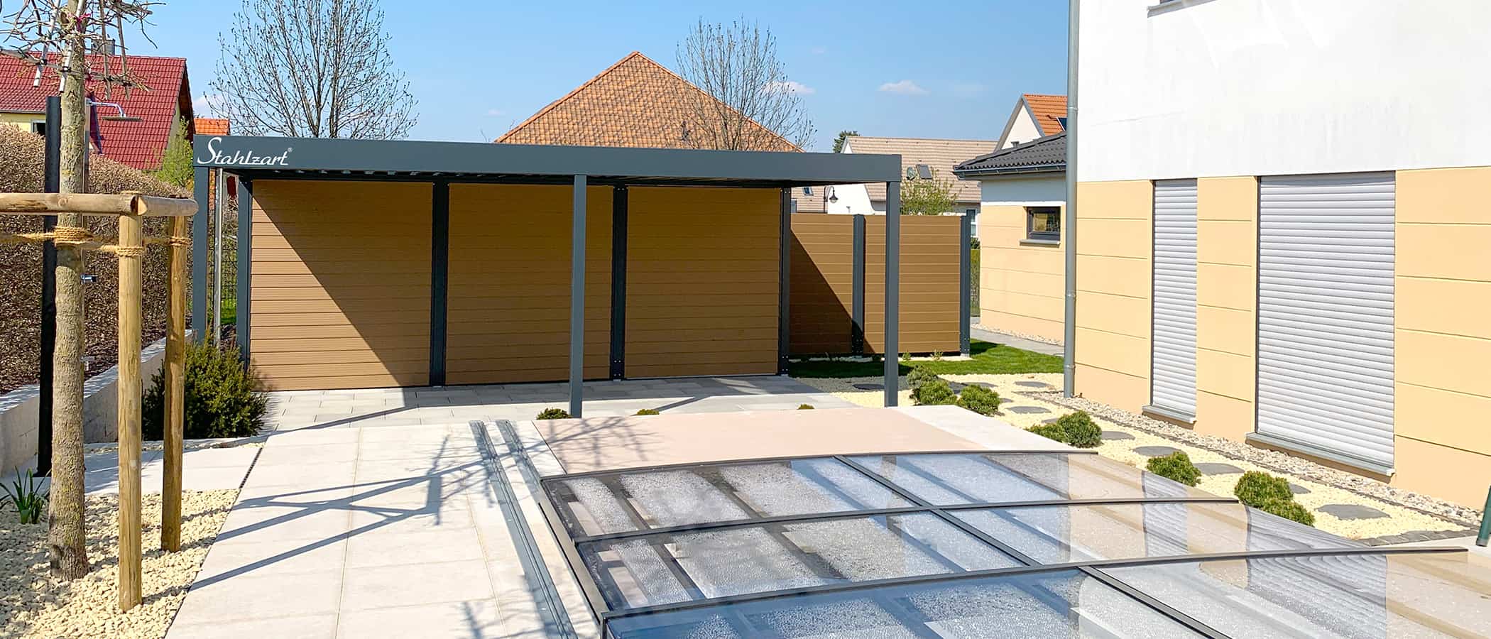 poolhaus-carport-mit-pool-abdeckung-elektrisch-sichtschutz-zaun-modern-bauen-deutschland-garten-terrasse-haus-luxus-kaufen-kosten-platz-fuer-pooltechnik-stahl-wpc-stahlzart