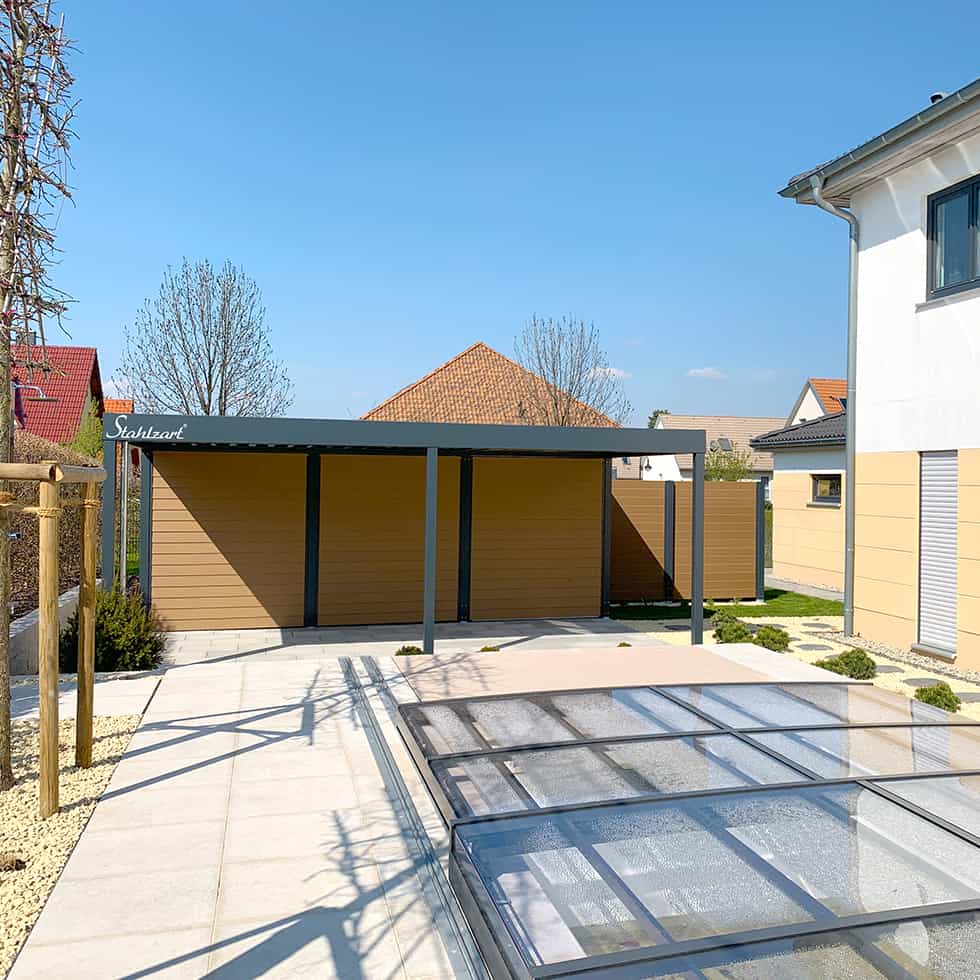 poolhaus-carport-mit-pool-abdeckung-elektrisch-sichtschutz-zaun-modern-bauen-deutschland-garten-terrasse-haus-luxus-kaufen-kosten-pooltechnik-metall-stahl-wpc-stahlzart