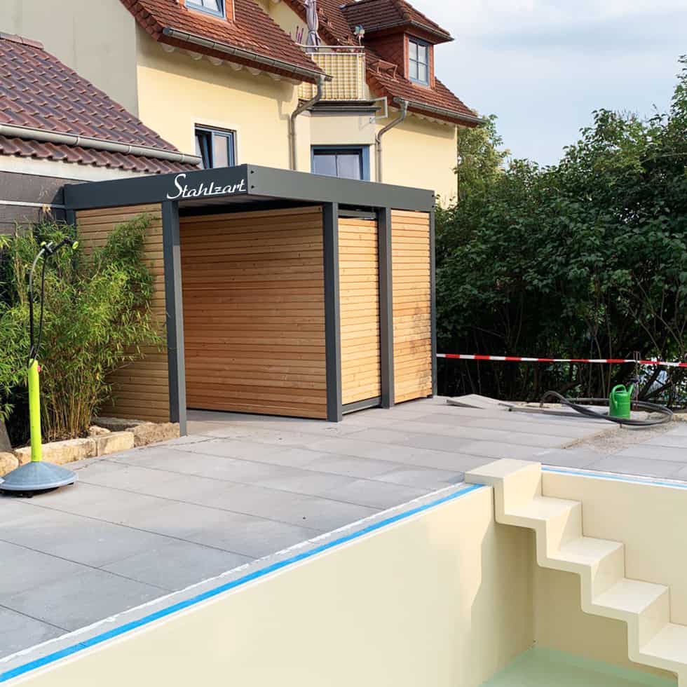 poolhaus-pool-garten-poolhaeuser-modern-pooltechnik-platz-holz-haus-pools-terrasse-gross-klein-design-draussen-outdoor-flachdach-anthrazit-individuell-stahlzart