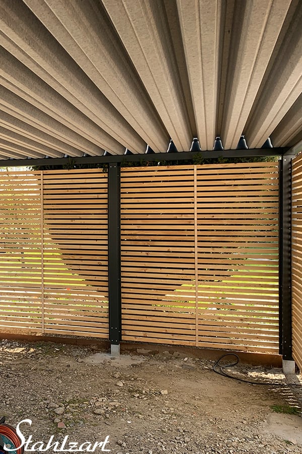 carport-trapezblech-mit-kondenswasserschutz-detail-mit-seitenwand-holz-laerche-pfosten-stuetzen-aus-metall-stahl-stahlzart