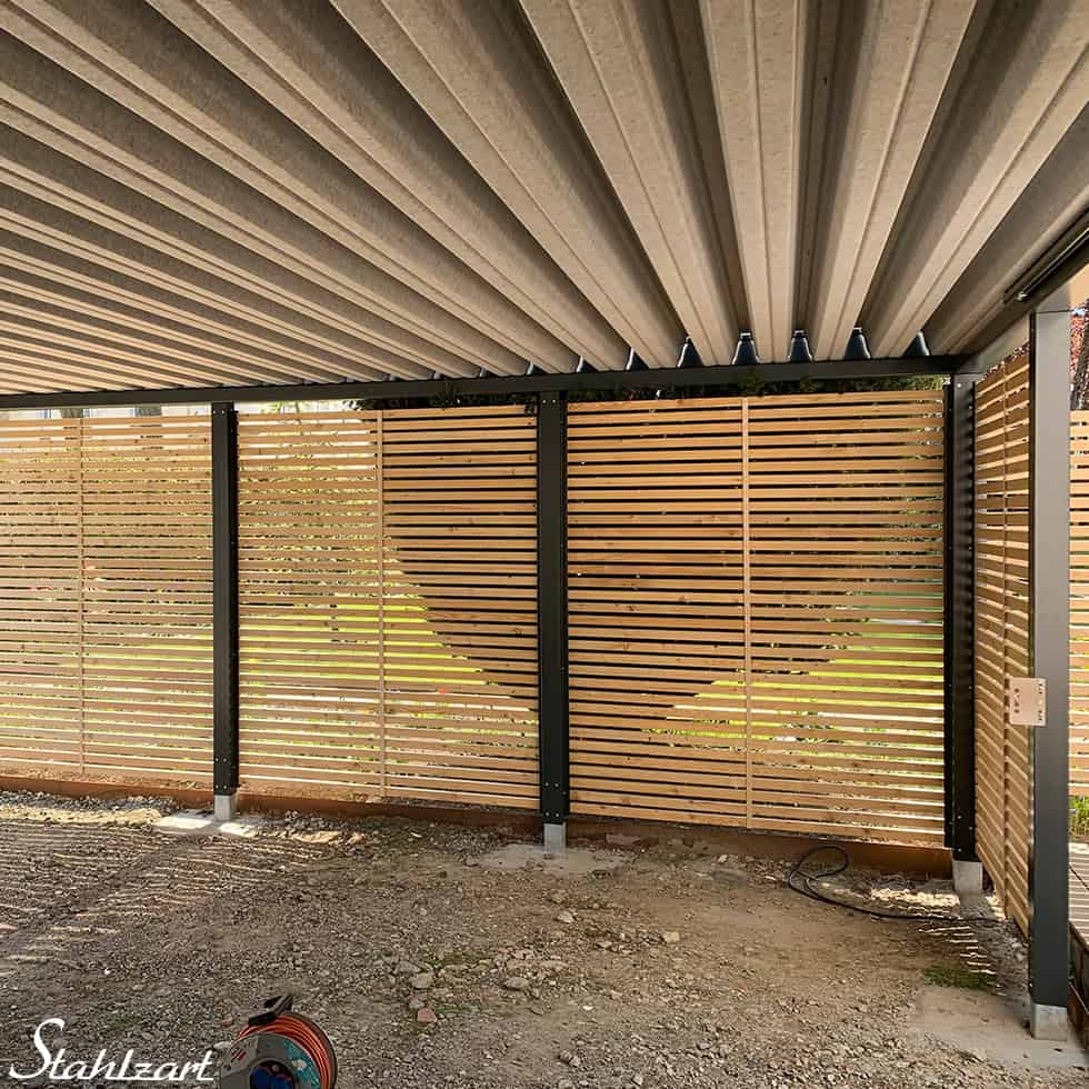 carport-trapezblech-mit-kondenswasserschutz-detail-mit-seitenwand-verkleidung-holz-laerche-pfosten-stuetzen-aus-metall-stahl-stahlzart