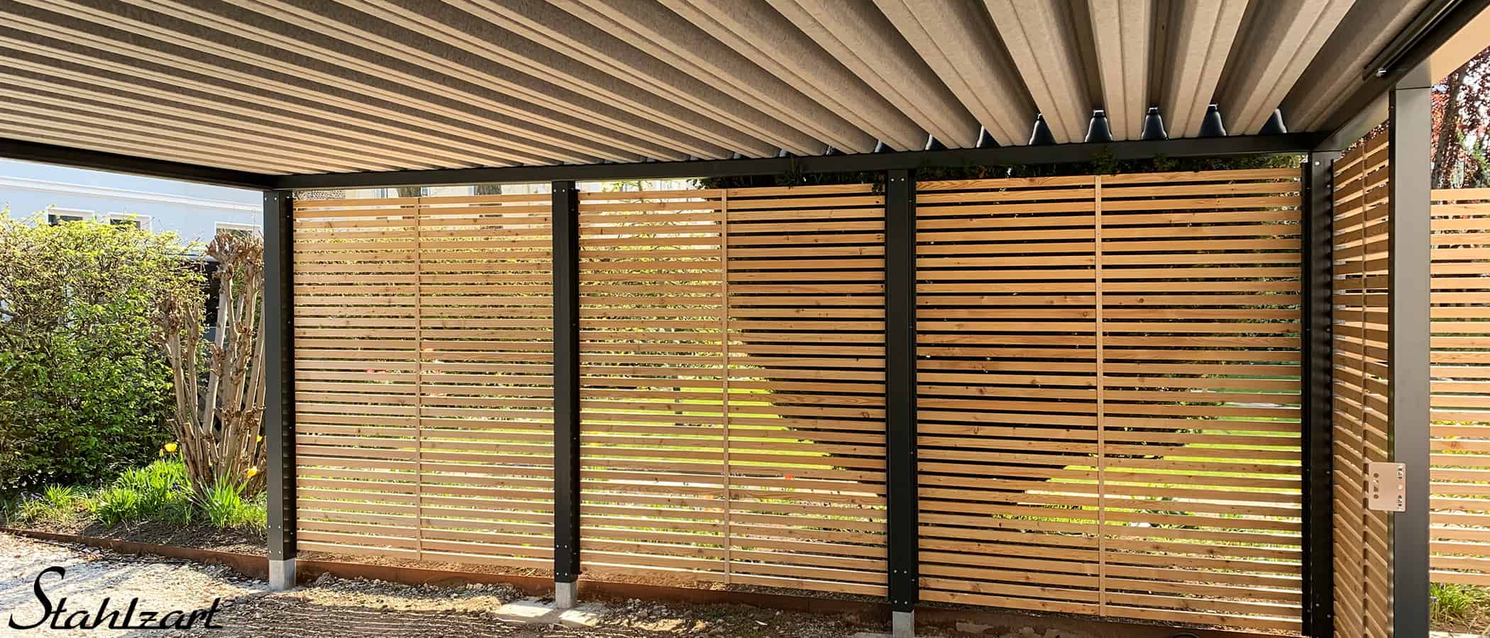 carport-trapezblech-mit-kondenswasserschutz-detail-mit-seitenwand-verkleidung-holz-laerche-pfosten-stuetzen-metall-stahl-modern-stahlzart