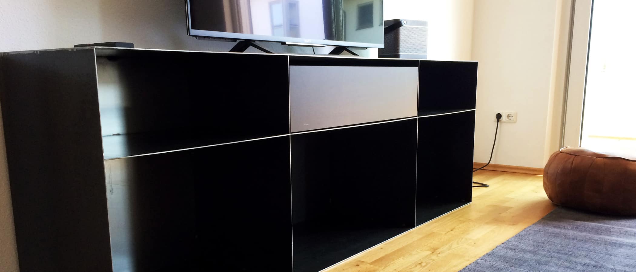 design-moebel-stahlzart-schwarz-tv-breit-metall-wohnzimmer-modern-grau-tief-flur-industrial-style-schlafzimmer-schublade-ideen