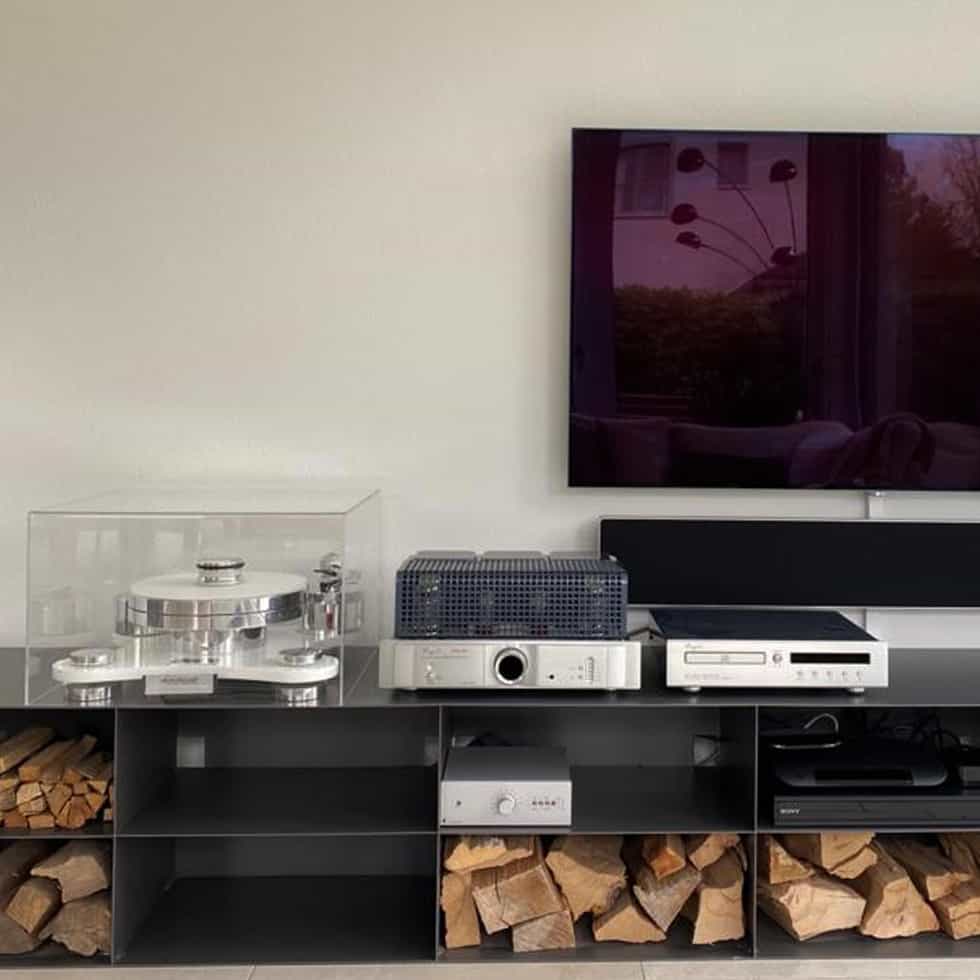 lowboard-tv-schwarz-modern-metall-grau-industrial-design-breit-wohnzimmer-hifi-fernseher-bauen-designer-kaminholz-aufbewahrung-ideen