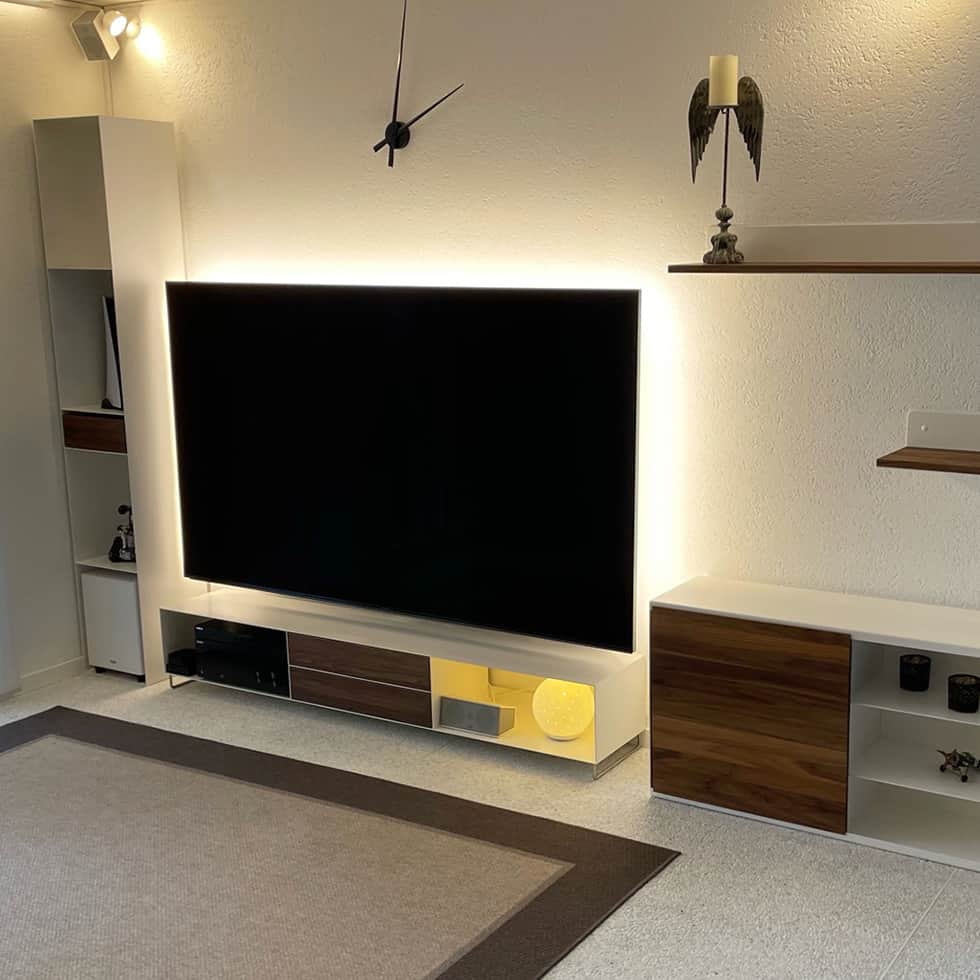 tv-moebel-stahlzart-tv-lowboard-tv-sideboard-tv-regal-tv-rack-weiss-holz-massiv-modern-metall-design-massivholz-industrial-breit-wohnzimmer-nussbaum-bauen-led-lampe-beleuchtung-ideen