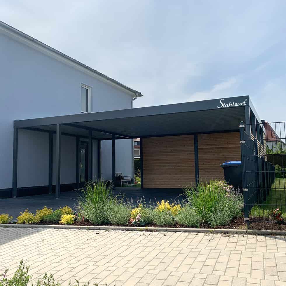 carport-nach-mass-doppelcarport-carports-doppelcarports-2-autos-haus-anbau-seitlich-hauseingang-mit-geraeteraum-holz-metall-stahl-planung-lösung-garage-flachdach-stahlzart