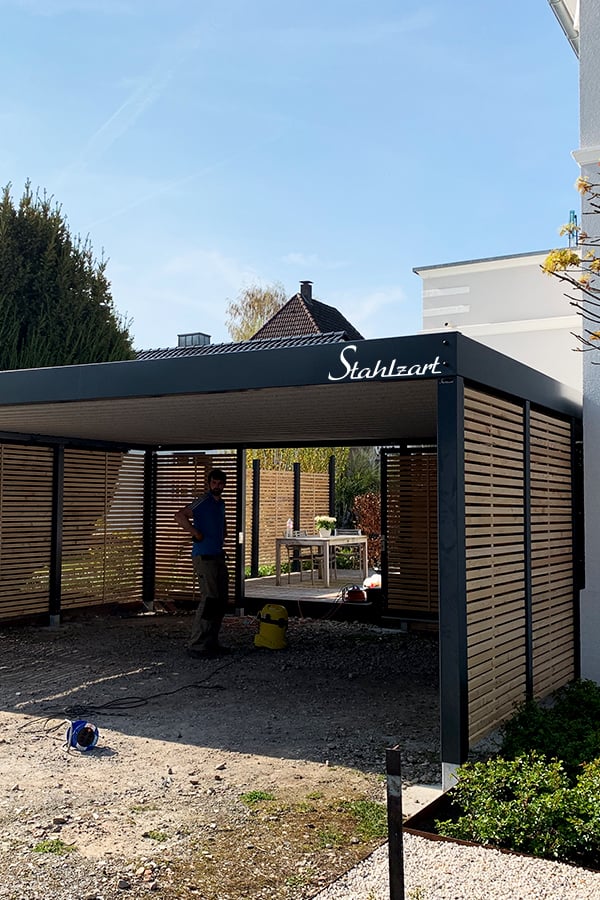 carport-nach-mass-doppelcarport-carports-doppelcarports-haus-anbau-holz-laerche-metall-stahl-zaun-planung-lösung-garage-flachdach-anthrazit-stahzart