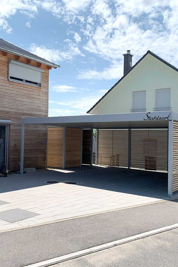 carport-nach-mass-doppelcarport-carports-doppelcarports-mit-abstellraum-drehtuer-holz-metall-stahl-planung-lösung-individuell-garage-flachdach-hellgrau-stahlzart