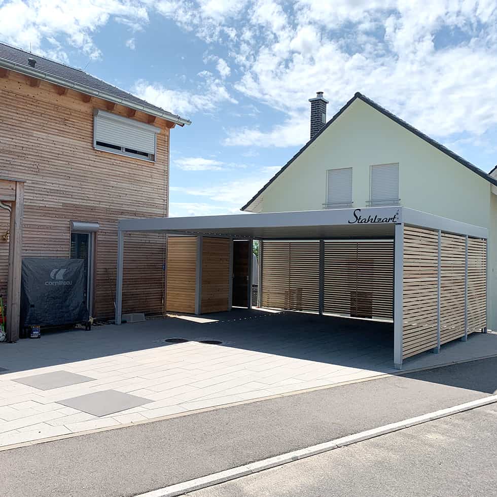 carport-nach-mass-doppelcarport-carports-doppelcarports-mit-abstellraum-tuer-holz-metall-stahl-planung-lösung-individuell-garage-flachdach-hellgrau-stahlzart