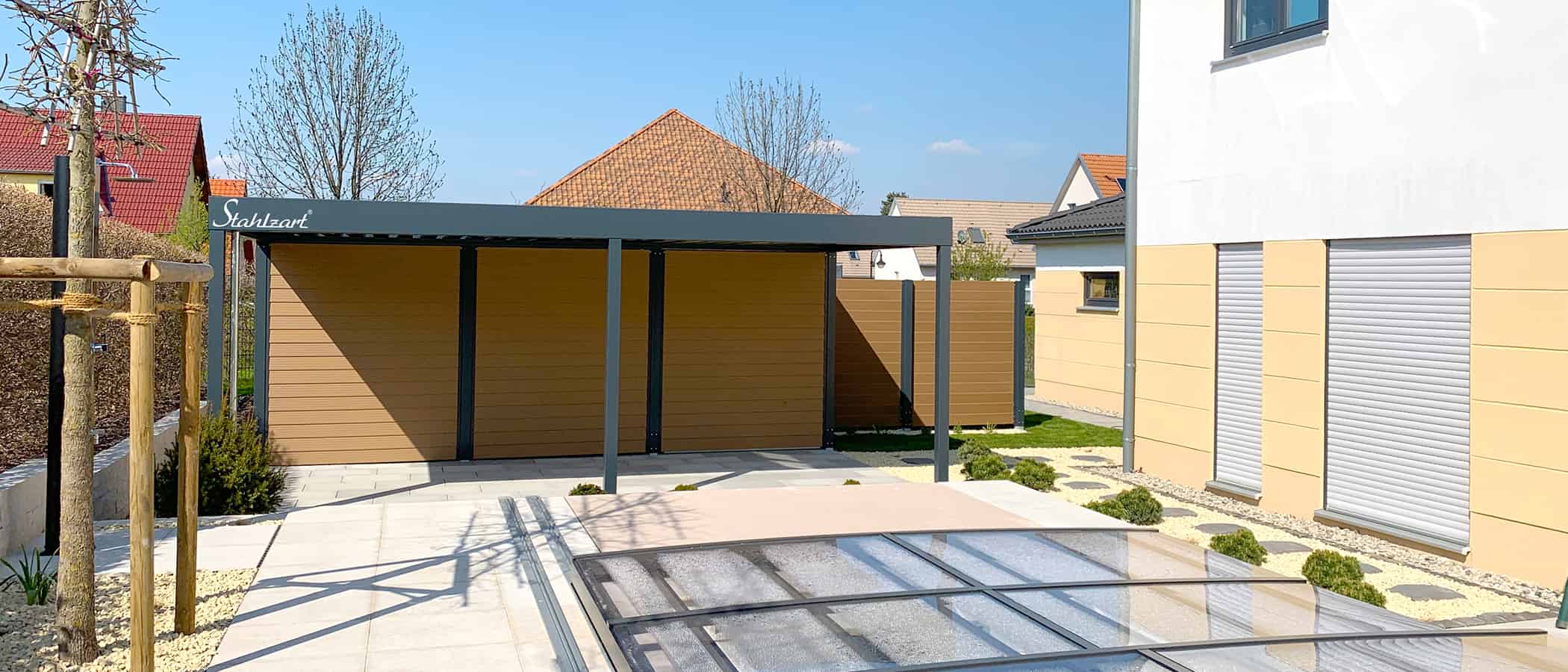 carport-nach-mass-einzelcarport-carports-masse-einzelcarports-mit-abstellraum-schuppen-sichtschutzzaun-integration-metall-stahl-wpc-braun-planung-lösung-pool-abdeckung-stahlzart