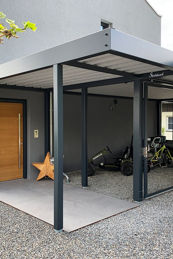 carport-nach-mass-haus-eingang-ueberdachung-vordach-doppelcarport-carports-metall-stahl-planung-lösung-individuell-garage-flachdach-stahzart