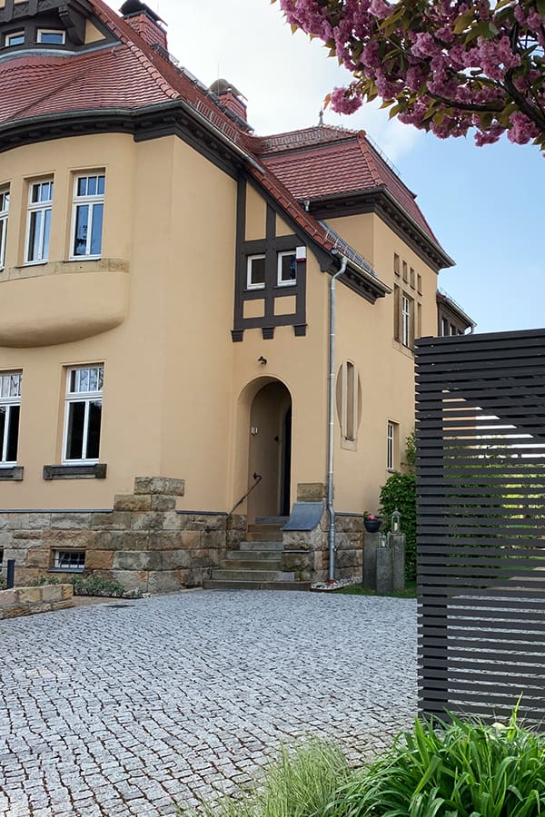 haus-villa-architektur-carport-nach-mass-doppelcarport-carports-abstellraum-holz-metall-stahl-lösung-individuell-flachdach-anthrazit-holzcarport-stahlcarport-stahlzart