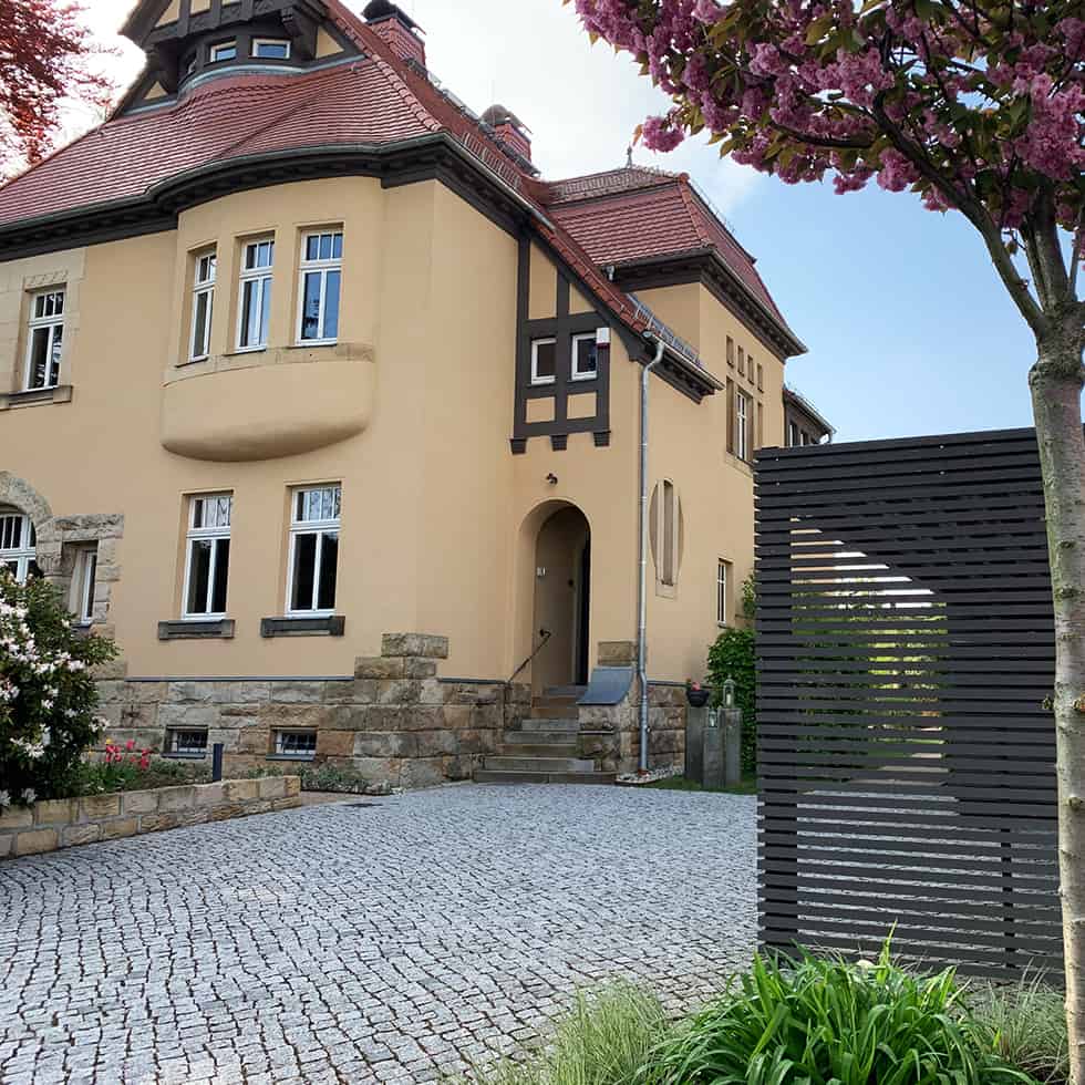 haus-villa-architektur-carport-nach-mass-doppelcarport-carports-abstellraum-holz-metall-stahl-planung-individuell-flachdach-anthrazit-holzcarport-metallcarport-stahlzart