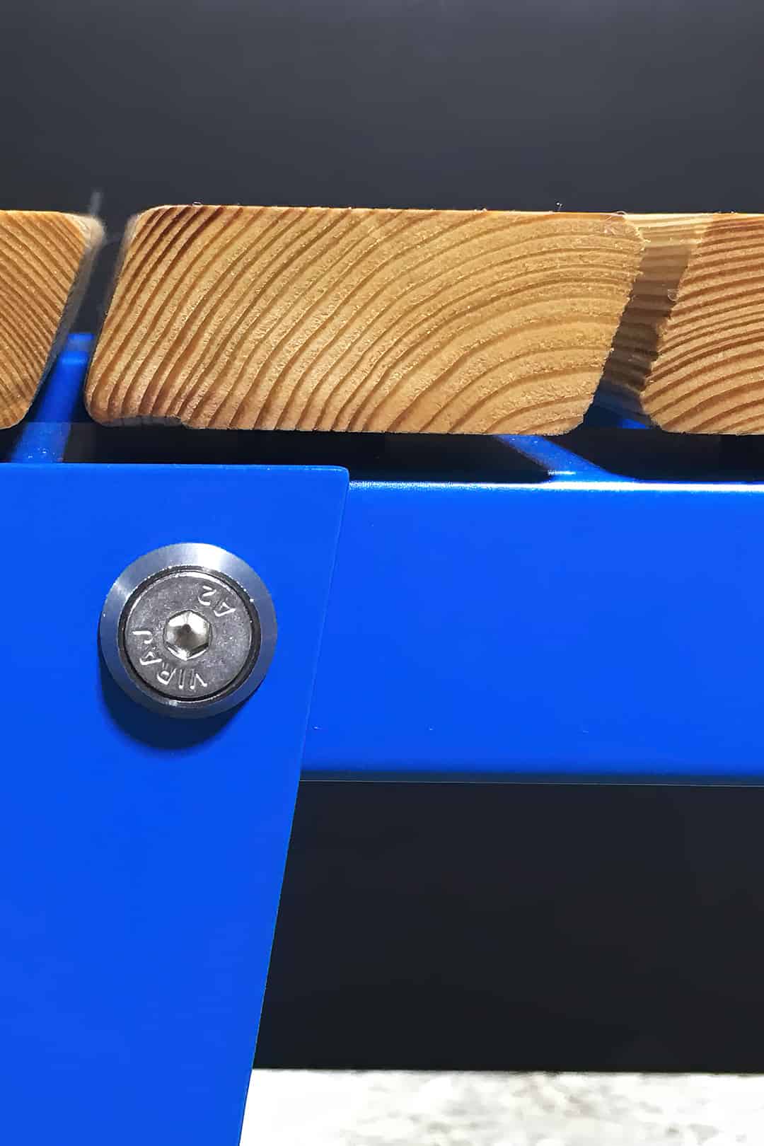 gartenbank-detail-holz-wetterfest-metall-bauen-modern-massiv-aluminium-alu-edelstahl-schraube-massivholz-cool-design-ohne-lehne-sibirische-laerche-lattung-blau-handmade-in-germany-stahlzart