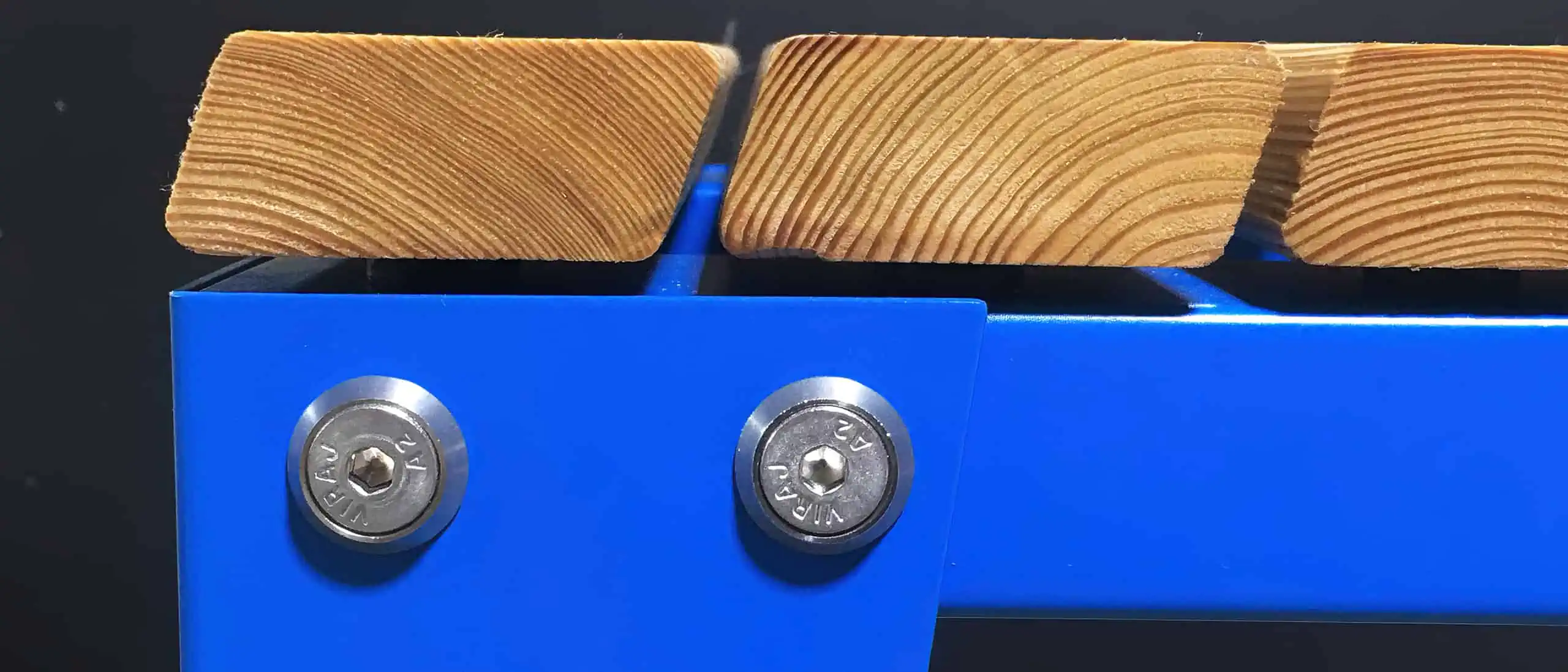 gartenbank-detail-holz-wetterfest-metall-bauen-modern-massiv-aluminium-alu-edelstahl-schraube-massivholz-cool-design-ohne-lehne-sibirische-laerche-lattung-blau-stahlzart