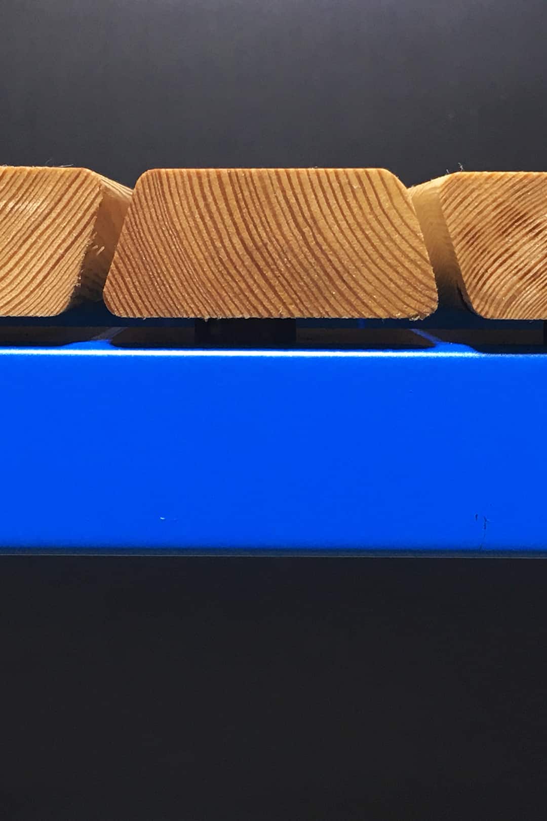 gartenbank-detail-holz-wetterfest-metall-bauen-modern-massiv-aluminium-alu-massivholz-cool-design-ohne-lehne-sibirische-laerche-lattung-blau-handmade-in-germany-stahlzart