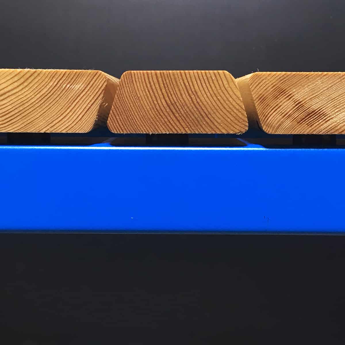 gartenbank-detail-holz-wetterfest-metall-bauen-modern-massiv-aluminium-alu-massivholz-cool-design-ohne-lehne-sibirische-laerche-lattung-blau-made-in-germany-stahlzart