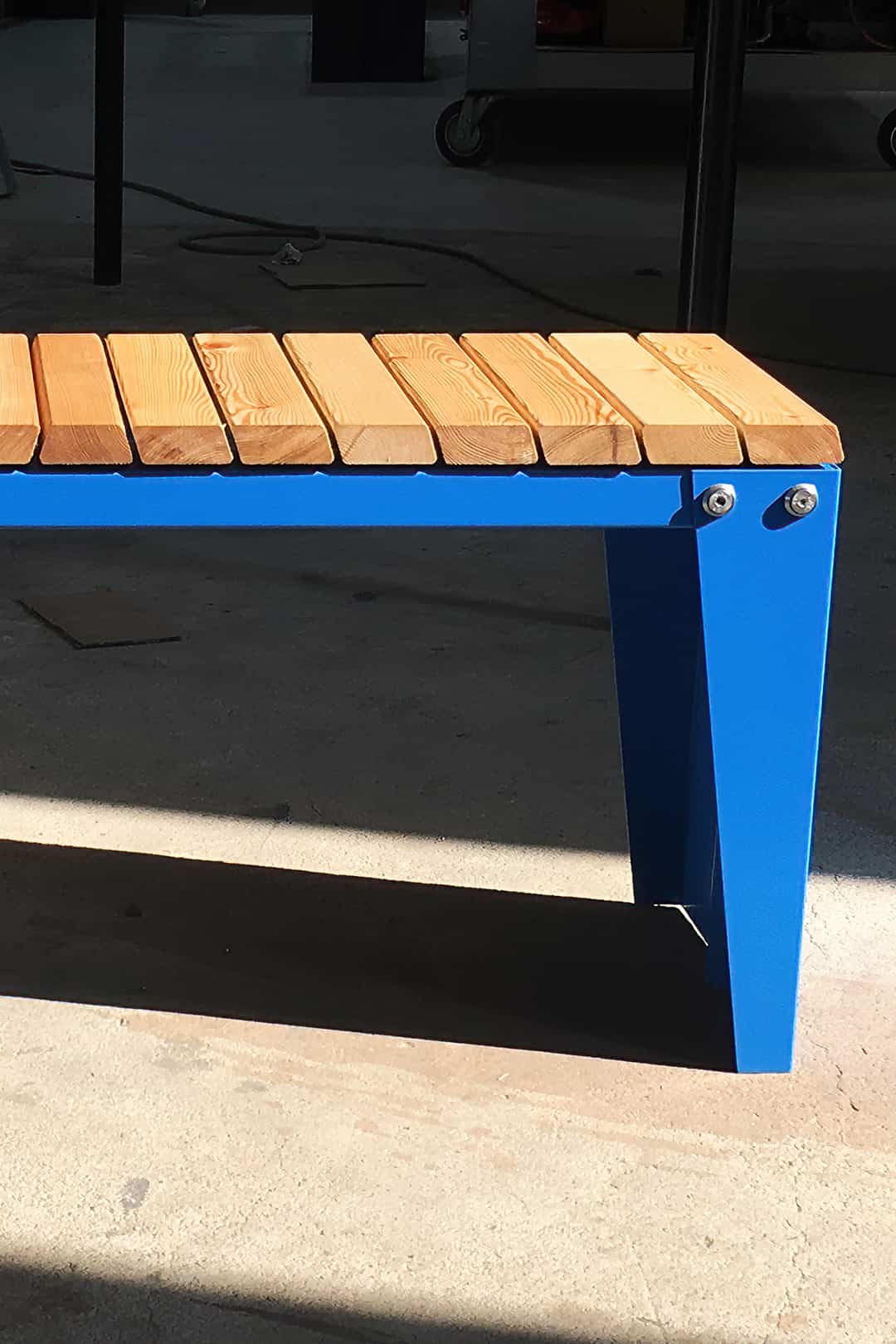 gartenbank-holz-wetterfest-metall-bauen-modern-massiv-aluminium-alu-edelstahl-massivholz-cool-design-ohne-lehne-sibirische-laerche-lattung-blau-minimalistisch-handgefertigt-stahlzart
