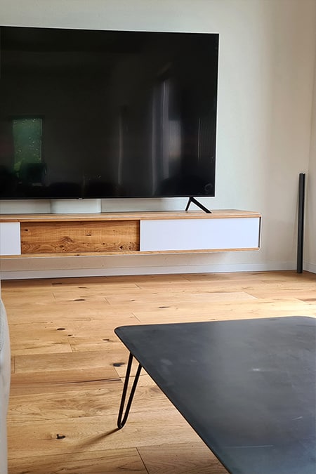 koeln-moebel-nach-mass-stahlzart-couchtisch-tv-hifi-lowboard-haengend-sofa-weiss-schwarz-grau-holz-eiche-metall-modern-design-stahl-nachhaltig-minimalistisch-wohnzimmer