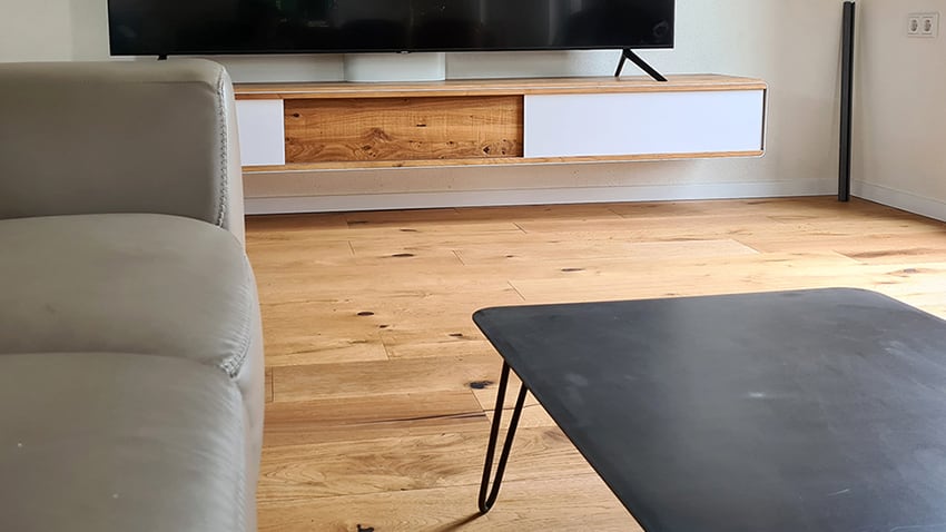koeln-moebel-nach-mass-stahlzart-couchtisch-tv-lowboard-haengend-sofa-weiss-schwarz-grau-holz-eiche-metall-modern-design-stahl-nachhaltig-minimalistisch-wohnzimmer