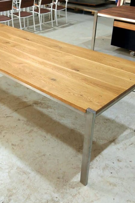 Massiver Speisetisch aus Eiche auf hellem Betonboden: Home-Office Hybrid ist konzipiert für vibrationsarme Arbeitslast – Echte Manufaktur-Unikate.