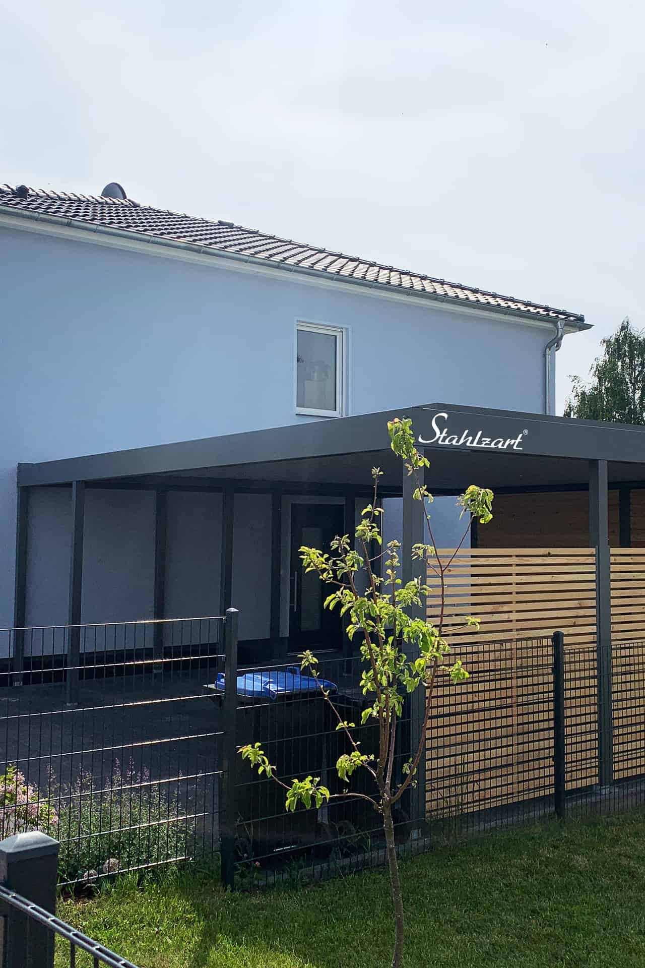 carport-doppelcarport-holz-metall-mit-schuppen-am-haus-seitlich-anbau-dach-baugenehmigung-modern-anthrazit-flachdach-carports-metallcarports-stahlcarports-stahlzart