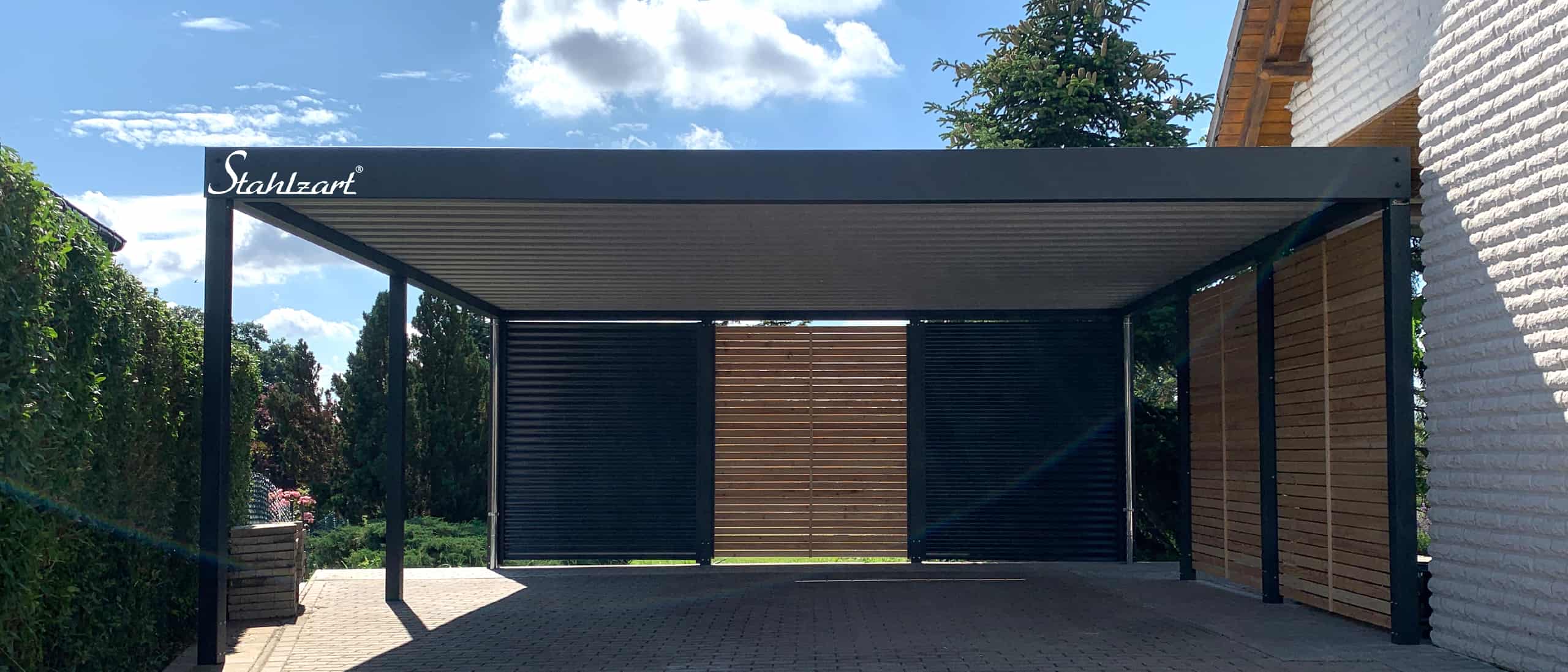 carport-doppelcarport-holz-metall-stahl-am-haus-anbau-seitlich-dach-baugenehmigung-modern-anthrazit-flachdach-design-mit-seitenwand-blechwelle-laerche-metallcarport-carports-stahlzart