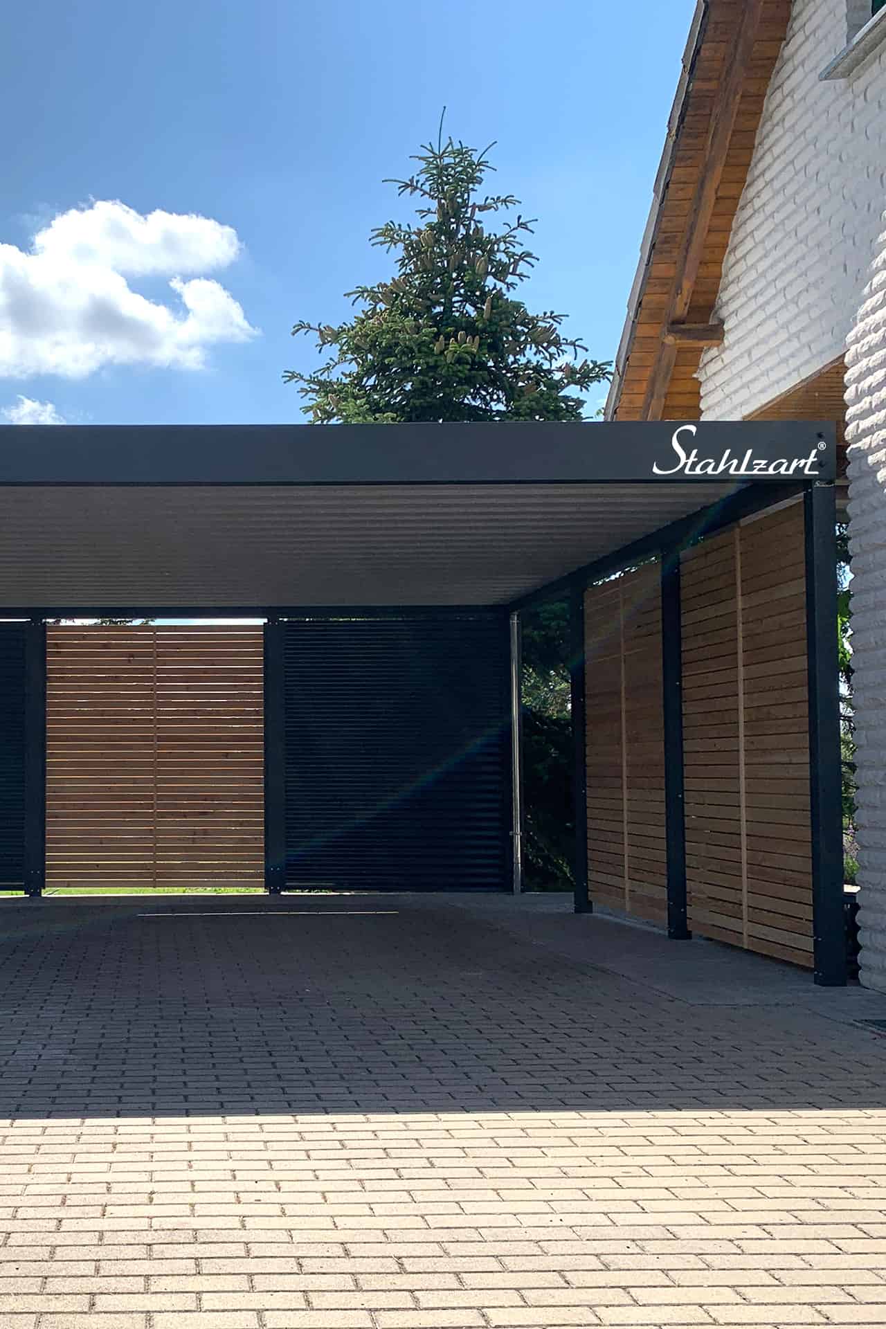 carport-doppelcarport-holz-metall-stahl-am-haus-anbau-seitlich-dach-baugenehmigung-modern-anthrazit-flachdach-design-mit-seitenwand-blechwelle-laerche-stahlcarport-carports-stahlzart