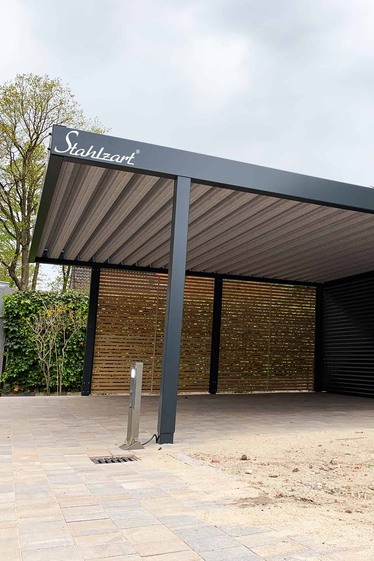 carport-holz-metall-doppelcarport-mit-schuppen-am-haus-baugenehmigung-dach-modern-anthrazit-design-abstellraum-geraeteraum-flachdach-blech-seitenwand-nach-wunsch-carports-stahlzart