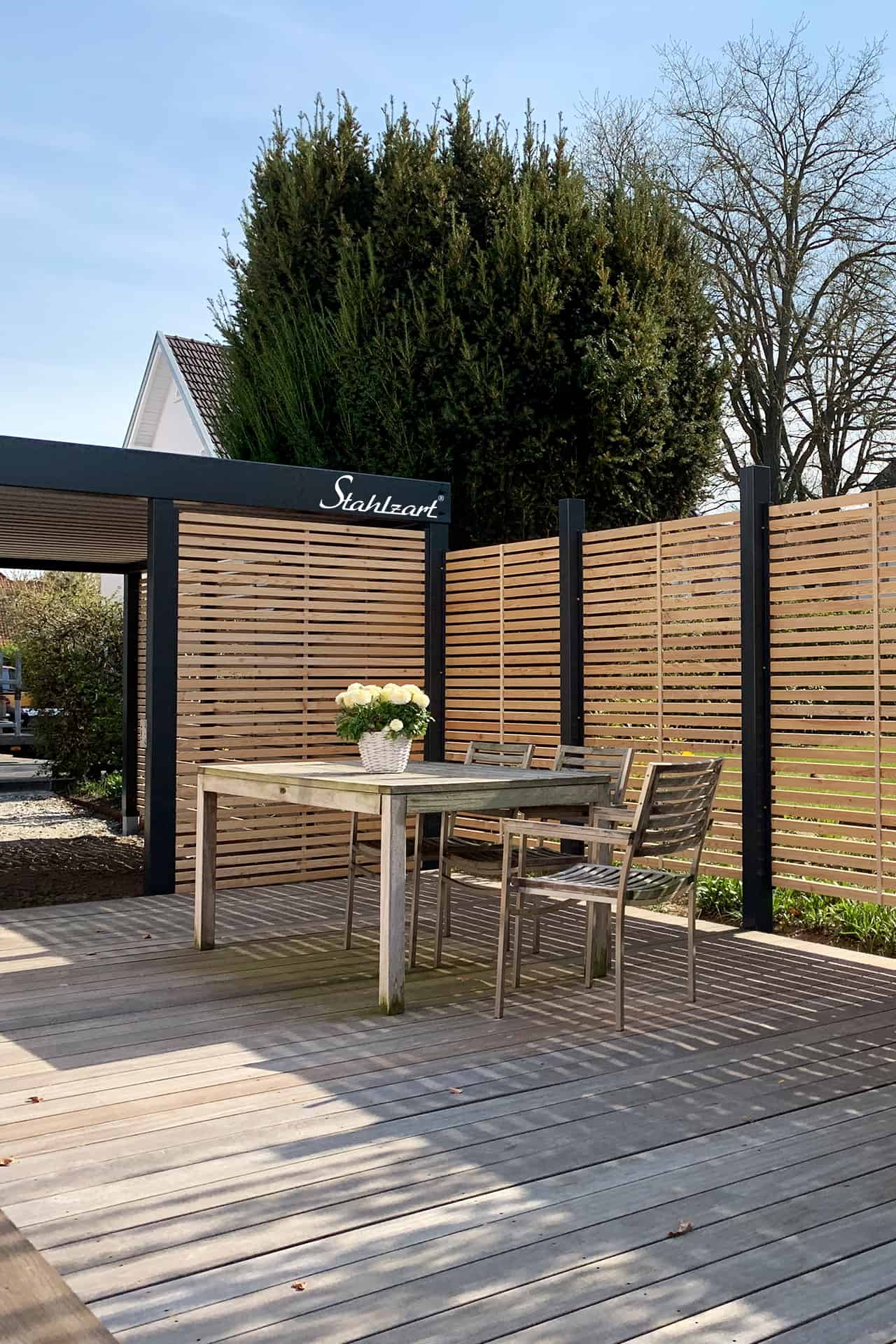 carport-holz-metall-doppelcarport-sichtschutz-zaun-sichtschutzzaun-am-carport-haus-anbau-laerche-anthrazit-modern-design-flachdach-carports-stahlcarport-terrasse-stahlzart