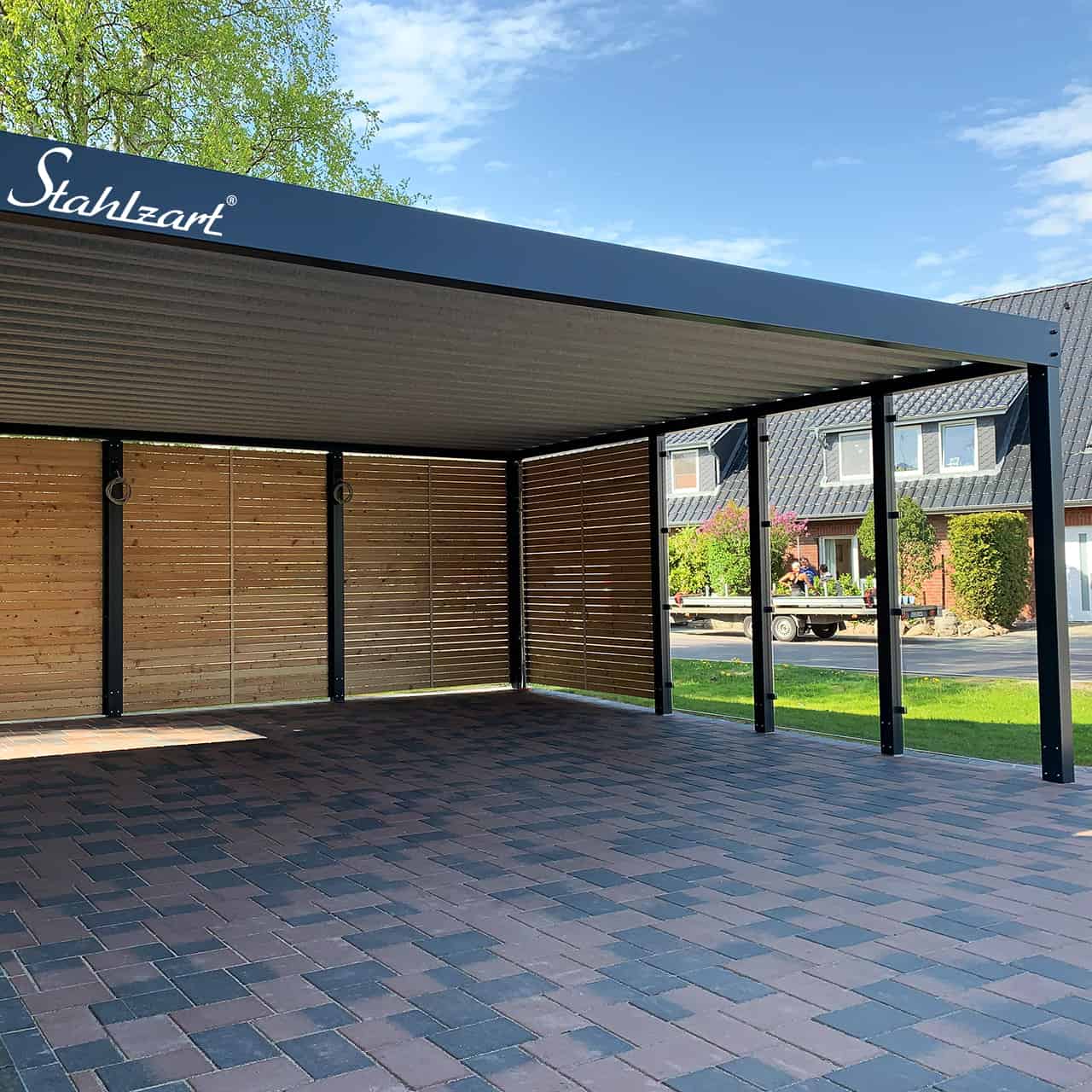 https://www.stahlzart.de/wp-content/uploads/2023/04/carport-holz-metall-doppelcarports-carports-dach-am-haus-baugenehmigung-modern-design-anthrazit-flachdach-glas-seitenwand-laerche-metallcarport-stahlcarport-carports-stahlzart.jpg