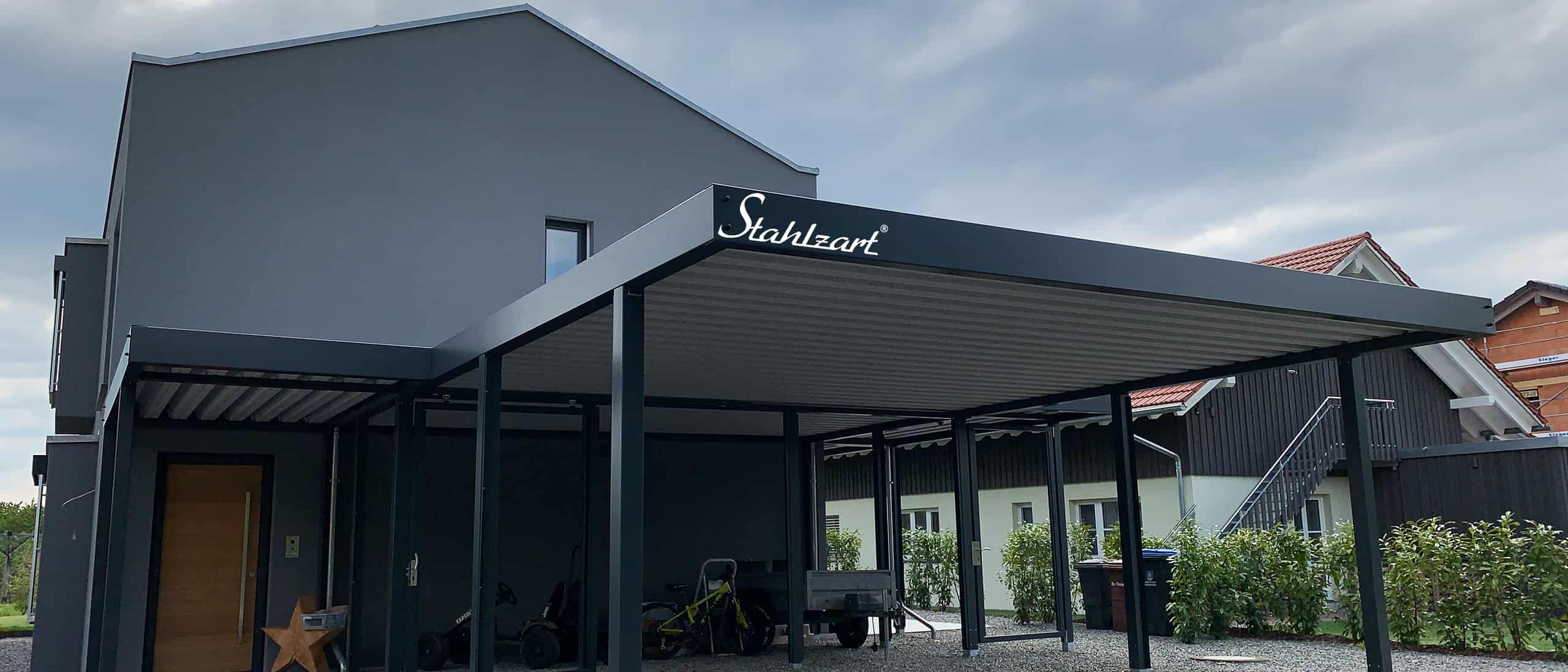 carport-metall-doppelcarport-am-haus-anbau-mit-vordach-hauseingang-ueberdachung-dach-anthrazit-modern-design-carports-metallcarports-stahlcarports-stahlzart