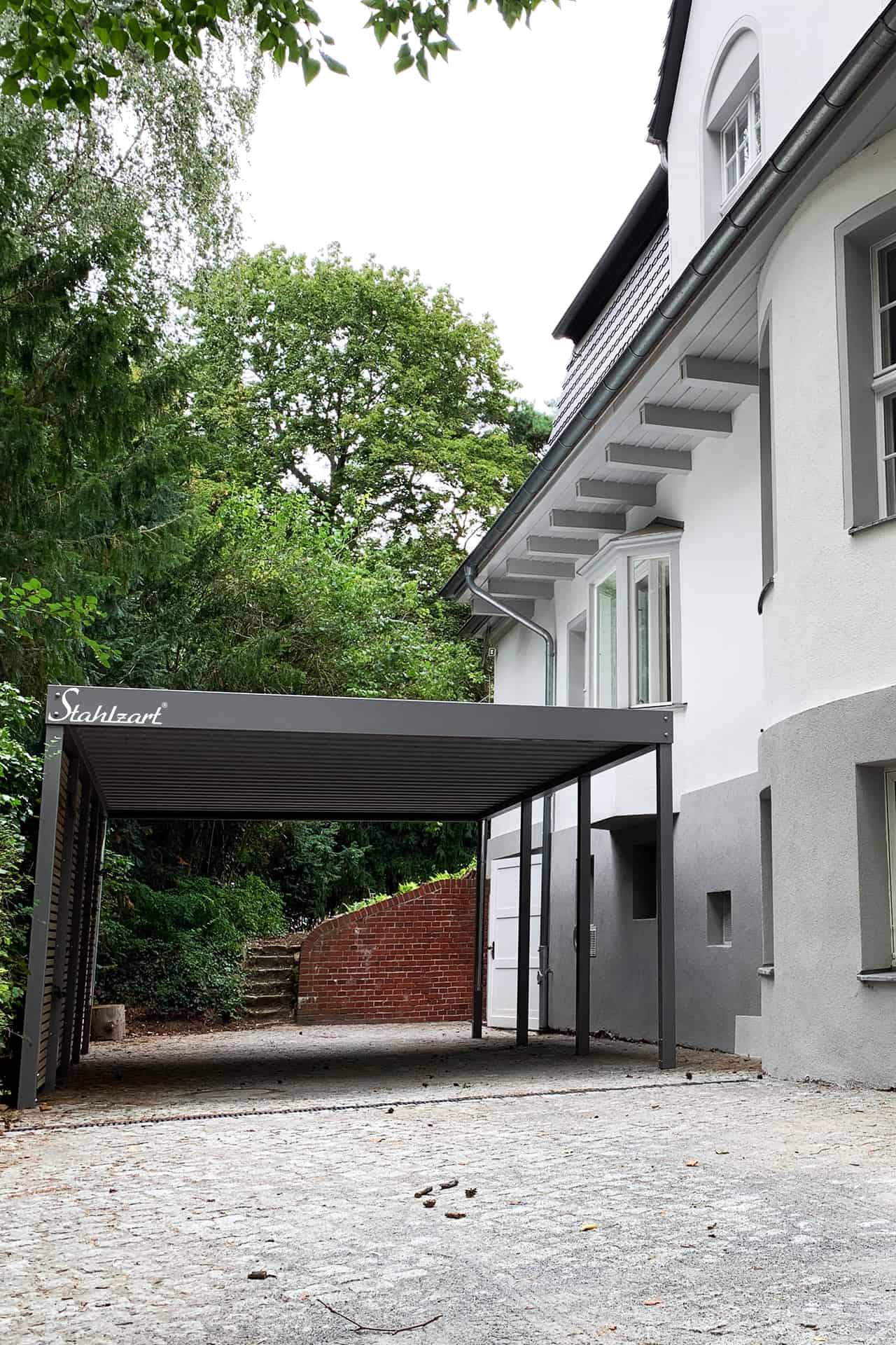 carport-metall-holz-dach-am-haus-villa-architektur-modern-anthrazit-flachdach-design-offen-seitenwand-laerche-einzelcarport-metallcarport-stahlcarport-carports-stahlzart