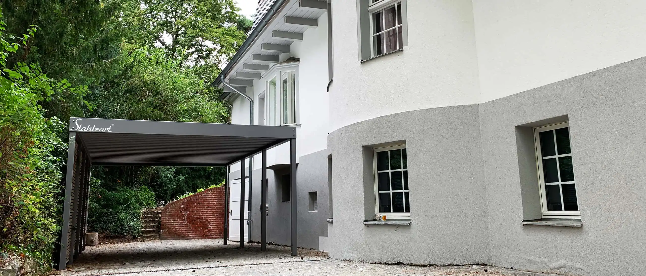 carport-metall-holz-dach-am-haus-villa-architektur-modern-anthrazit-flachdach-design-offen-seitenwand-laerche-einzelcarport-metallcarport-stahlcarport-stahlzart